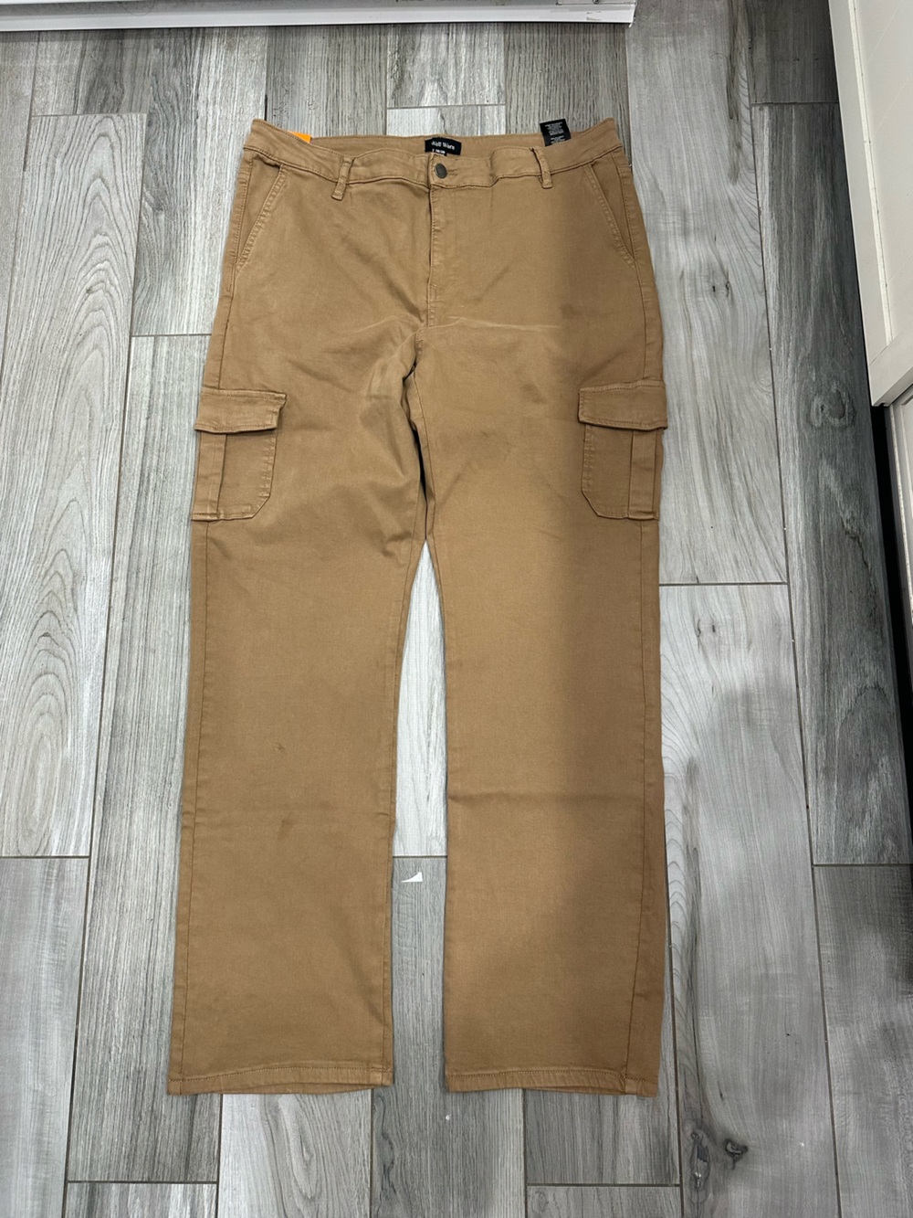 Well Worn Men's Cargo Pants in Tan